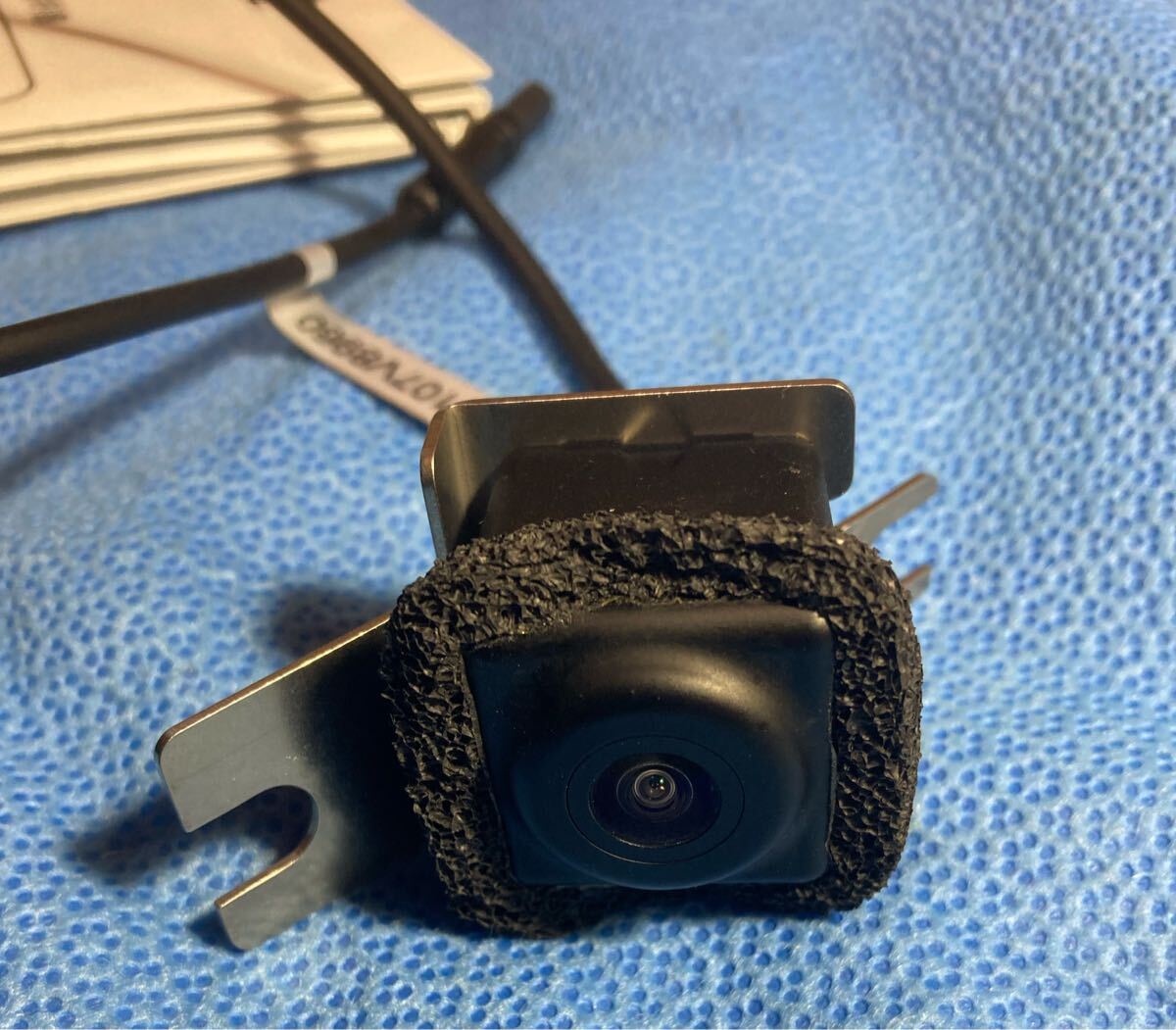 ALPINE HCE-C1000 バックカメラ スズキ純正バックドアハンドル シルバー エブリイDA17Vで使用 アルパイン リアカメラ_画像3