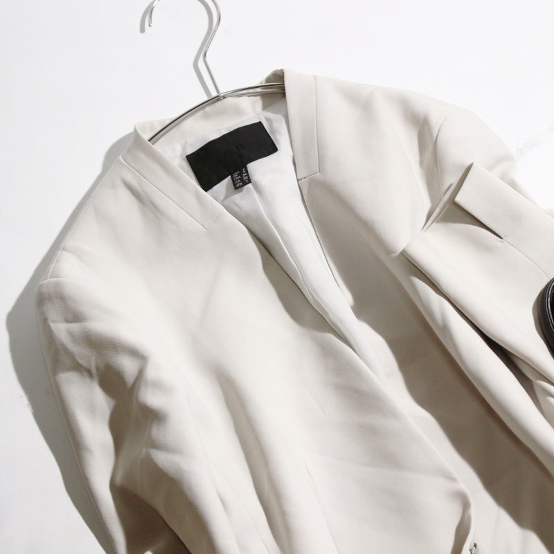 美品 ICB アイシービー 株) オンワード樫山 綺麗め Vネック ジャージ― ジャケット 7号 ライトベージュ ホワイト フォーマル 仕事 春 夏_画像2