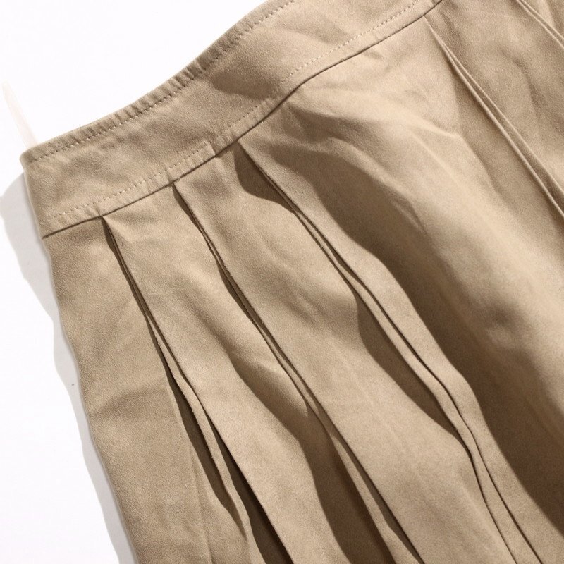 美品 アンタイトル UNTITLED 株) ワールド 秋 冬 上品 スエード タッチ 膝下丈 プリーツスカート レザースカート M ベージュ 2 オフィス_画像2