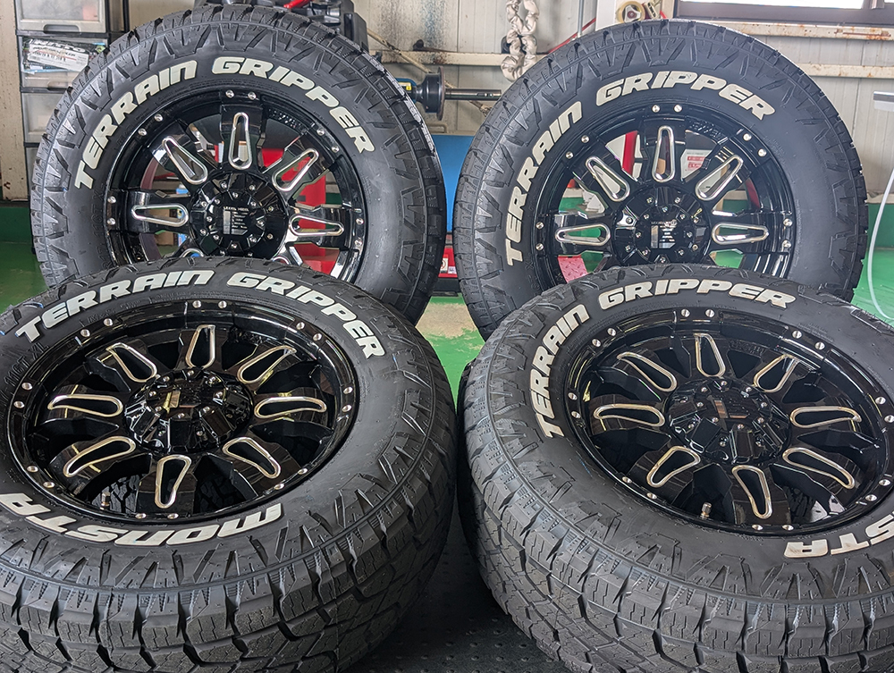 ハイラックス プラド パジェロ MONSTA TERRAIN GRIPPER 265/65R17 265/70R17 285/70R17 タイヤホイール 17インチ ホワイトレター 売切_画像2