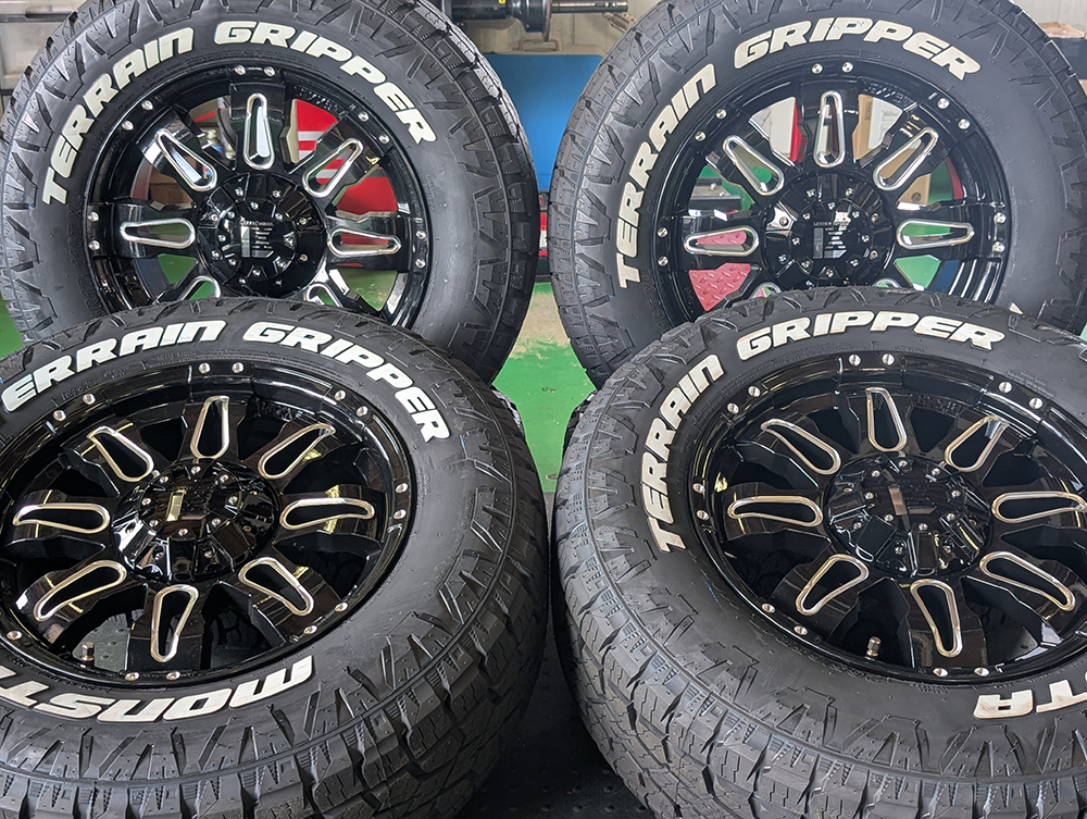 ハイラックス プラド パジェロ MONSTA TERRAIN GRIPPER 265/65R17 265/70R17 285/70R17 タイヤホイール 17インチ ホワイトレター 売切_画像3