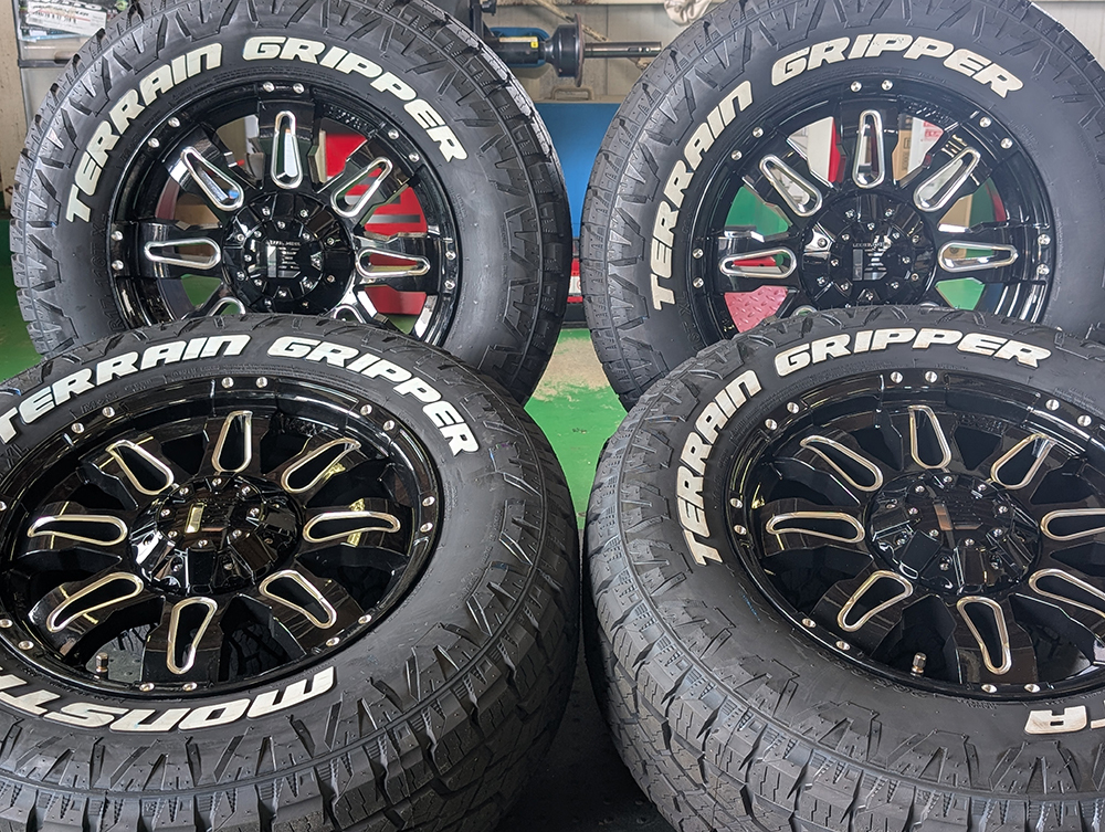 ハイラックス プラド パジェロ MONSTA TERRAIN GRIPPER 265/65R17 265/70R17 285/70R17 タイヤホイール 17インチ ホワイトレター 売切_画像4