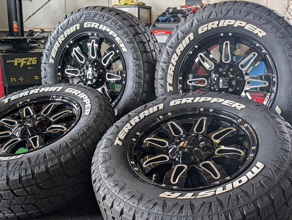 ハイラックス プラド パジェロ MONSTA TERRAIN GRIPPER 265/65R17 265/70R17 285/70R17 タイヤホイール 17インチ ホワイトレター 売切_画像5