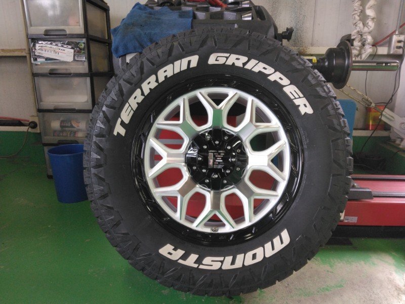 新品4本セット 150プラド FJクルーザー トライトン パジェロ タイヤホイールセット MONSTA テレーングリッパー 265/70R17 17インチ InFerno_画像1