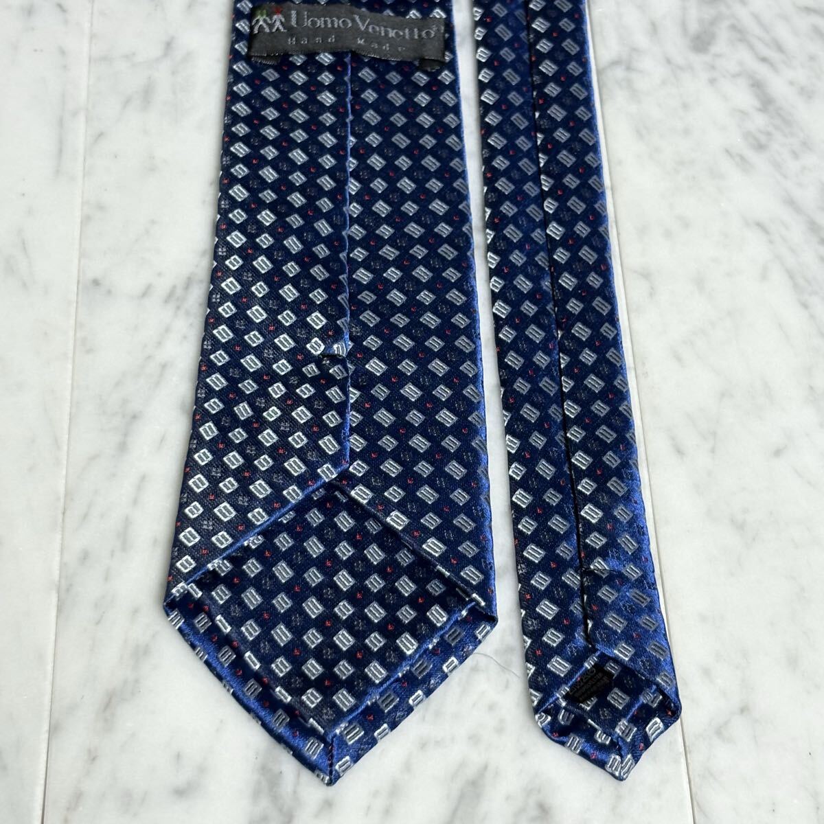 【未使用に近い】 999円～ ネクタイ ネイビー ブルー 光沢 パターン柄 (B2)_画像4