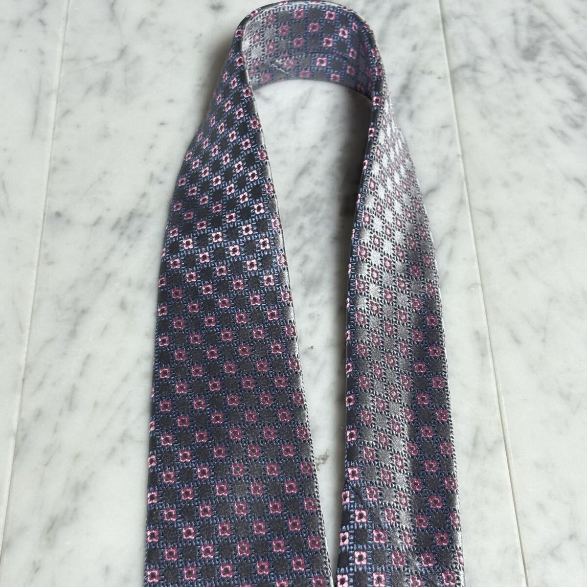 999円～ Charvet ネクタイ グレー 光沢 パターン柄 (GB7)_画像3