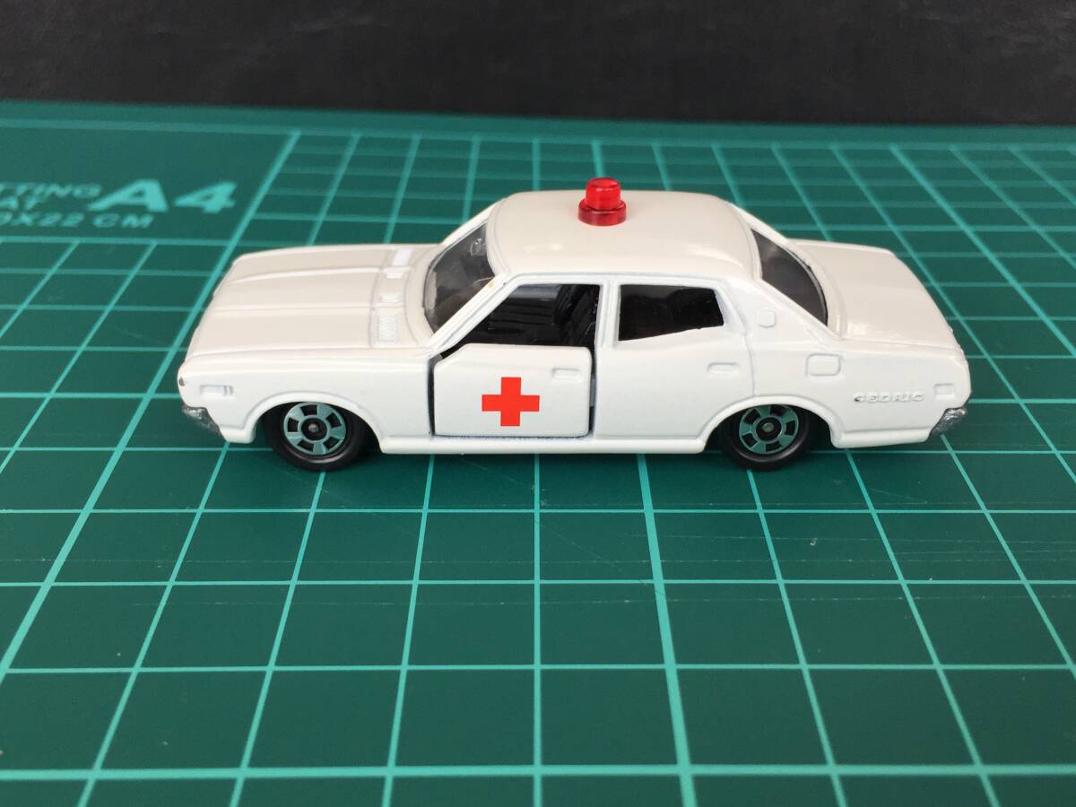 ○[極美品] トミカ 日本製 赤十字車 日産 ニッサン セドリック 2800SGL 赤十字車 日本製 ミニカー tomica 送料安★_画像2