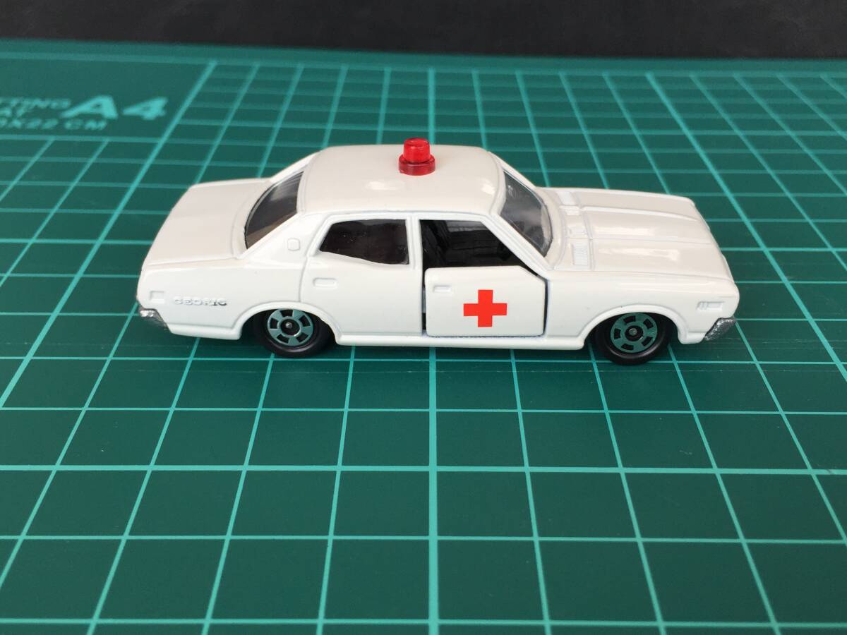 ○[極美品] トミカ 日本製 赤十字車 日産 ニッサン セドリック 2800SGL 赤十字車 日本製 ミニカー tomica 送料安★_画像4