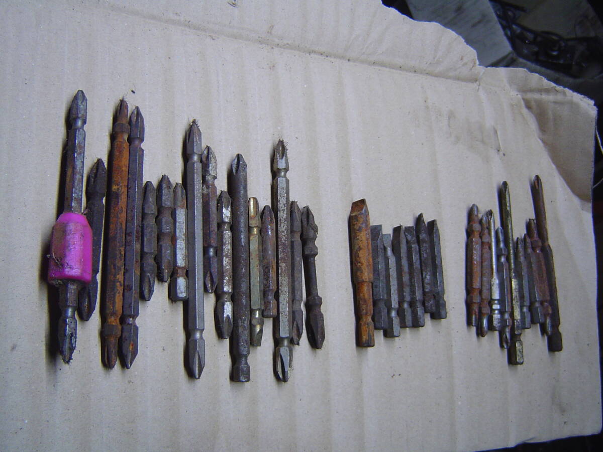 K　大量　全部中古　錆多いです　プラスビット　マイナスビット　対辺 六角二面幅寸法6.35mm　インパクトドライバーに取り付けるタイプ_画像1