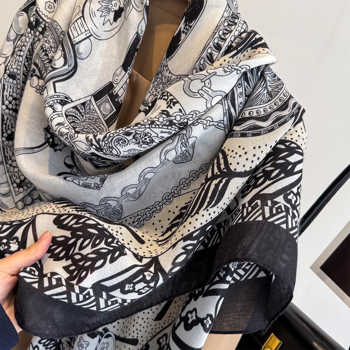 【J-11】新品 レディース ショール紫外線 マフラー大判 春 夏 秋 冬 用正方形 130×130cm冷房対策ストール_画像8