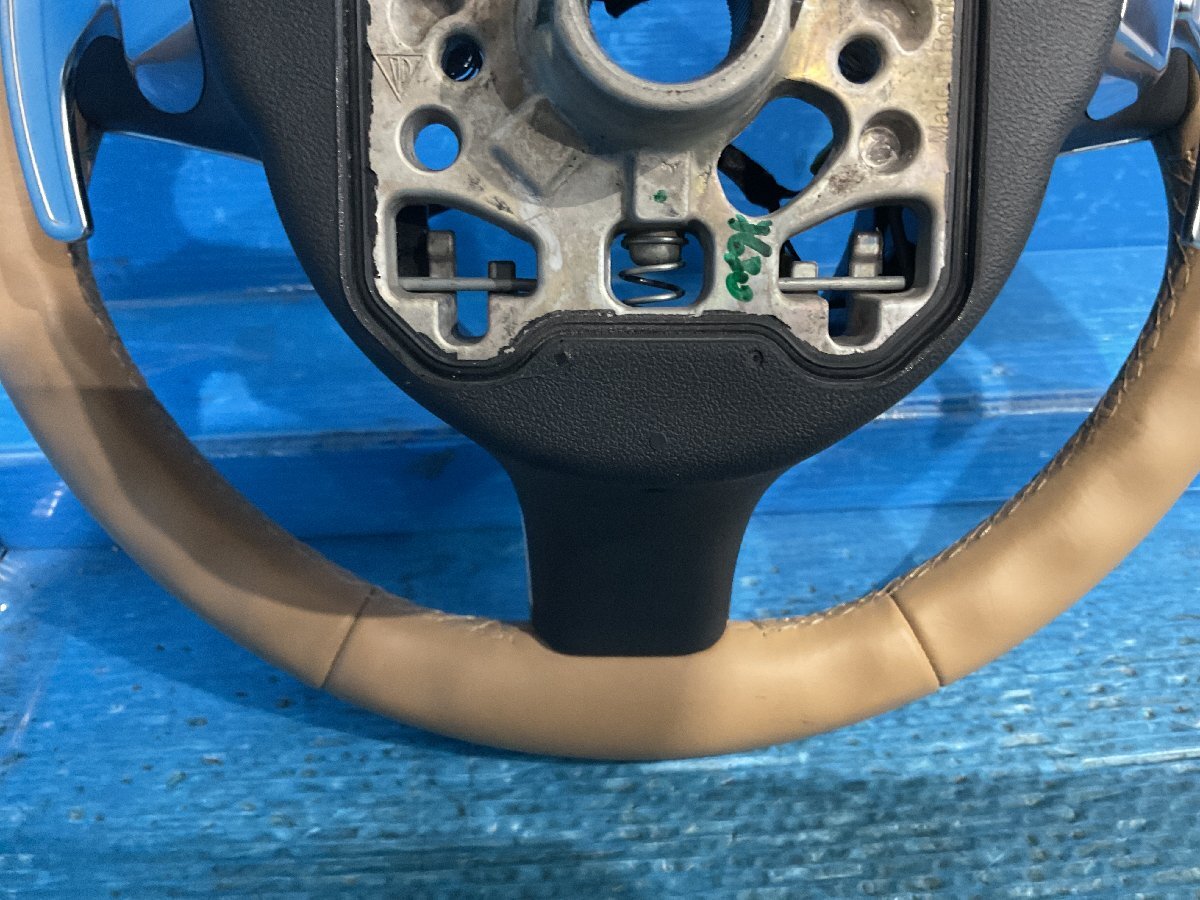 ② PORSCHE Cayman GT4 ABA-981MA123 ハンドル レザー革 ホーンパッド・モジュール欠品 パドルシフト付 (A6-201 135123) _画像9