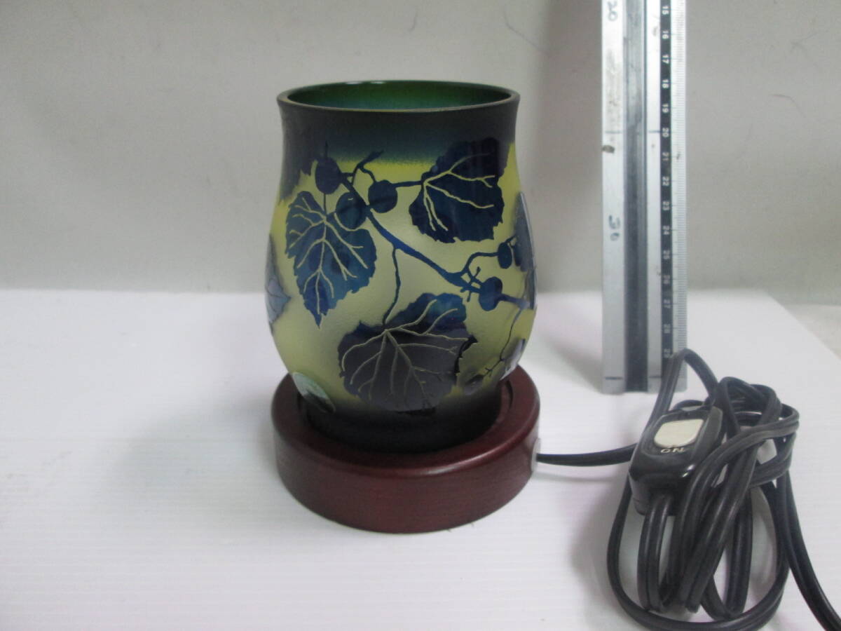 モダンアンティーク調　サンドブラスト 葡萄柄のテーブルランプ？　H１２，５ｃｍ　テストOK　ガラス＆木製_画像1