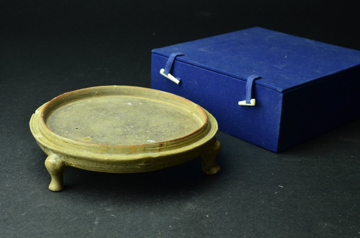 【YB】青磁三足円面硯臺★中國　晉時代（東晉）4世紀　　布箱付屬★中國古玩骨董25Y851
