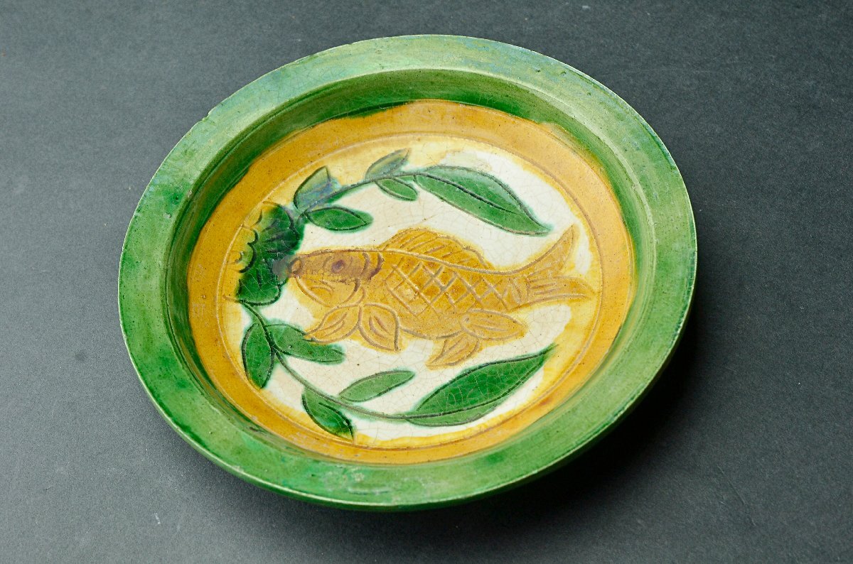 【YB】遼三彩刻魚紋盤・桐箱付属 ★中国古玩骨董25Y865_画像3