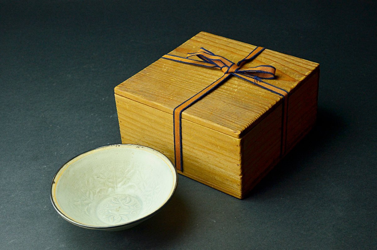 【YB】宋代青白磁陰刻銀覆輪花草紋碗・影青包銀刻花草紋鉢・桐箱付属 上りの良い作品。 ★中国南宋古玩骨董25Y913の画像8