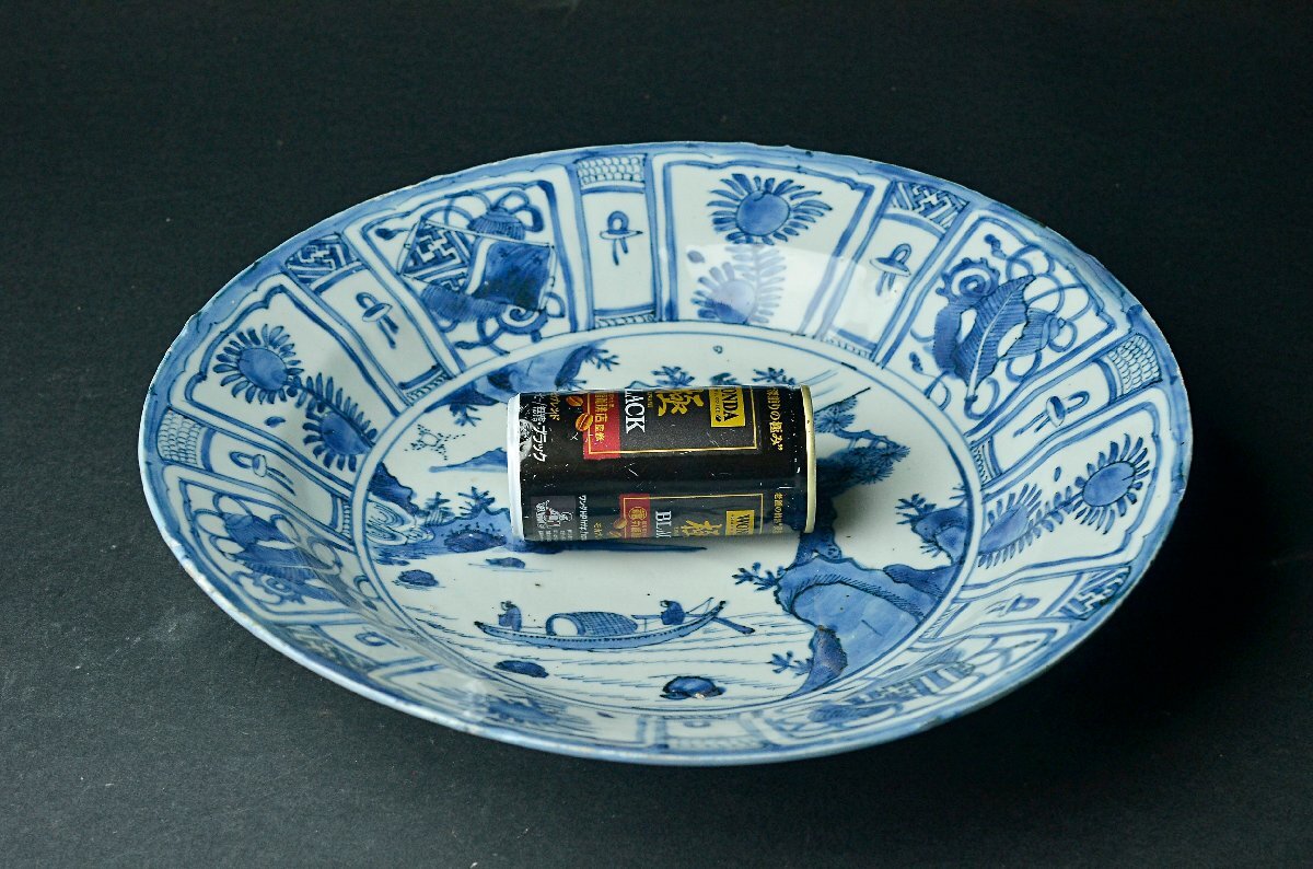 【YB】明代古染付芙蓉手山水図寶尽紋大盤・明代青花芙蓉手松下人物寶尽紋大盤・上りの良い作品・古桐箱付属 ★中国古玩骨董25Y965の画像5