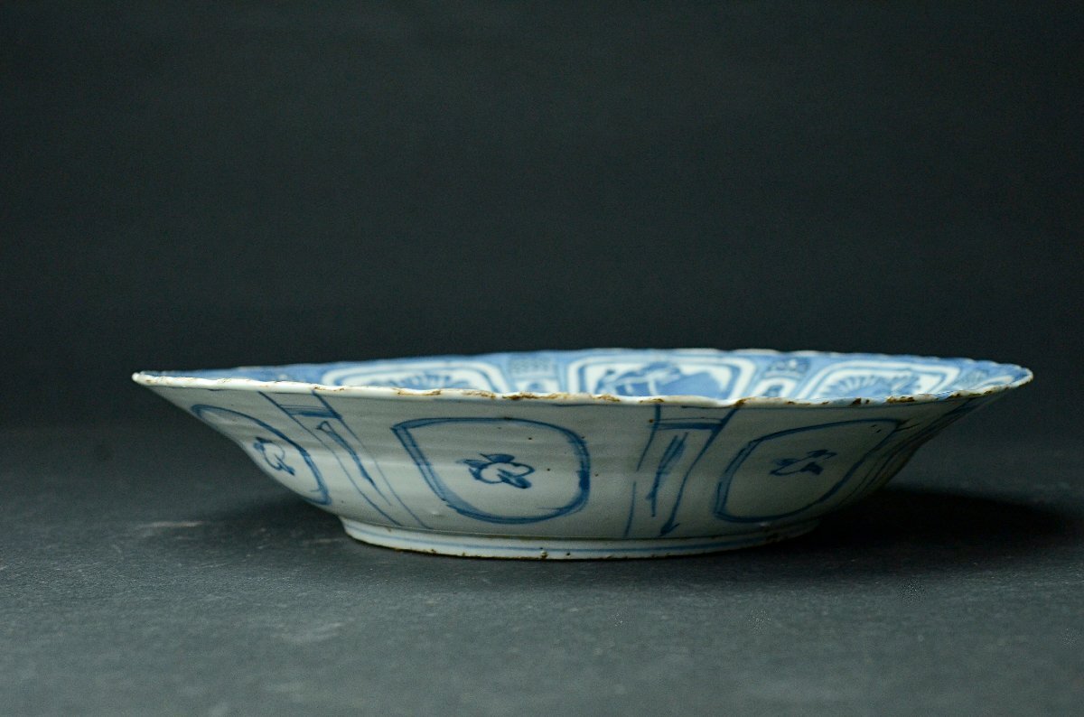 【YB】明代古染付芙蓉手花草寶尽紋大盤・明代青花芙蓉手花草寶尽紋盤・径28.1cm・古桐箱付属 ★中国古玩骨董25Y994の画像3