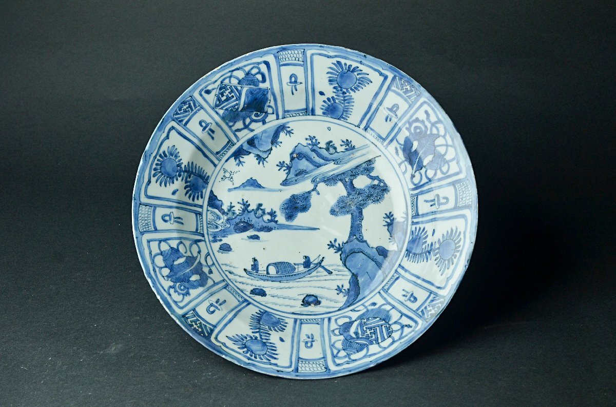 【YB】明代古染付芙蓉手山水図寶尽紋大盤・明代青花芙蓉手松下人物寶尽紋大盤・上りの良い作品・古桐箱付属 ★中国古玩骨董25Y965の画像4