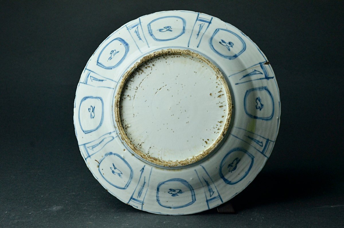 【YB】明代古染付芙蓉手花草寶尽紋大盤・明代青花芙蓉手花草寶尽紋盤・径28.1cm・古桐箱付属 ★中国古玩骨董25Y994の画像7