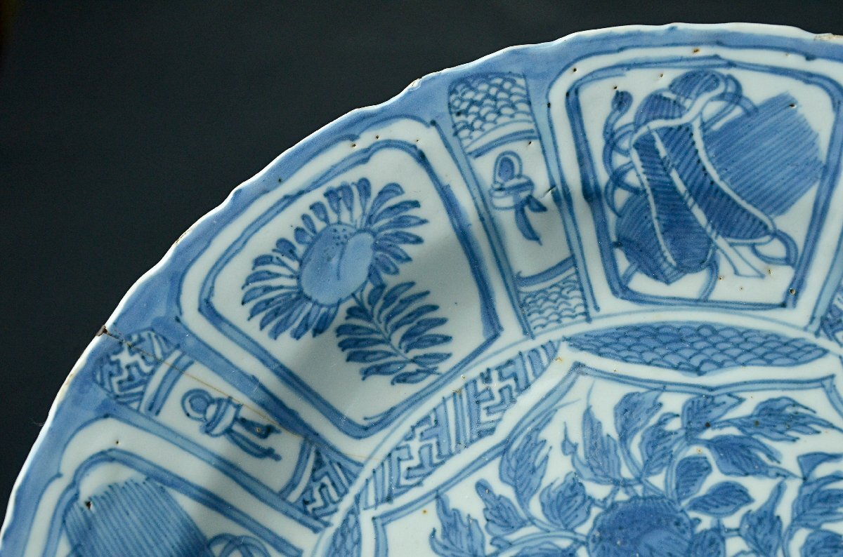 【YB】明代古染付芙蓉手花草寶尽紋大盤・明代青花芙蓉手花草寶尽紋盤・径28.1cm・古桐箱付属 ★中国古玩骨董25Y994の画像4