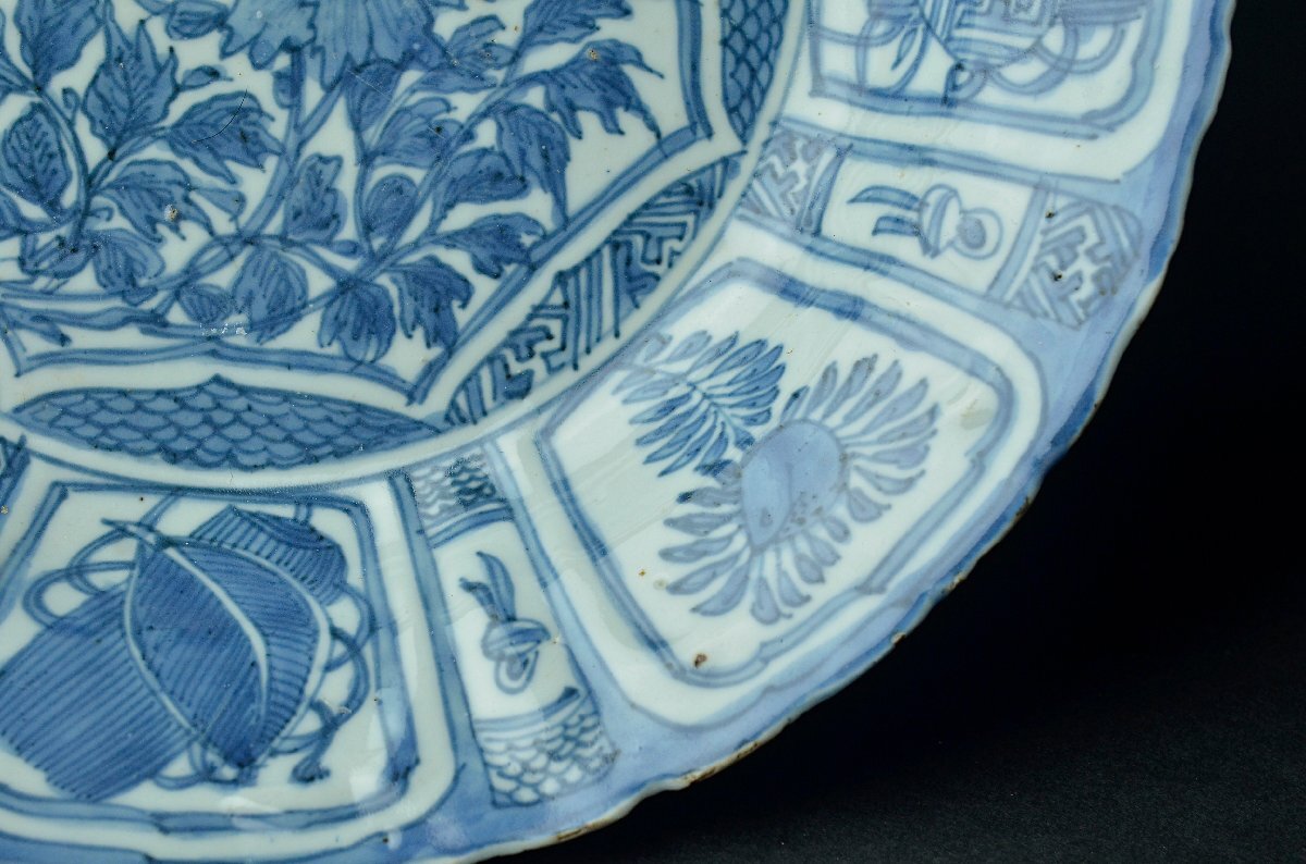 【YB】明代古染付芙蓉手花草寶尽紋大盤・明代青花芙蓉手花草寶尽紋盤・径28.1cm・古桐箱付属 ★中国古玩骨董25Y994の画像6