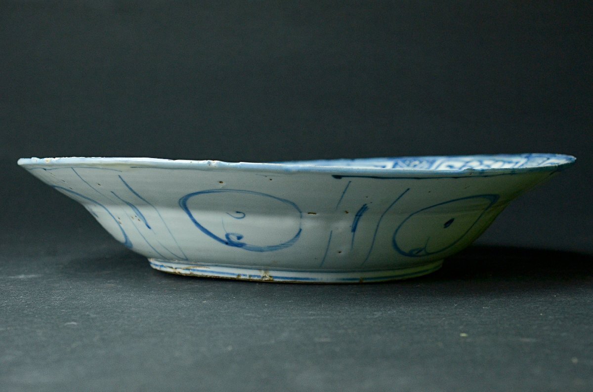 【YB】明代古染付芙蓉手山水図寶尽紋大盤・明代青花芙蓉手松下人物寶尽紋大盤・上りの良い作品・古桐箱付属 ★中国古玩骨董25Y965の画像6