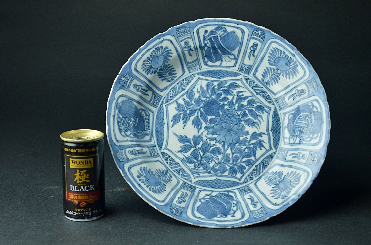 【YB】明代古染付芙蓉手花草寶尽紋大盤・明代青花芙蓉手花草寶尽紋盤・径28.1cm・古桐箱付属 ★中国古玩骨董25Y994の画像2