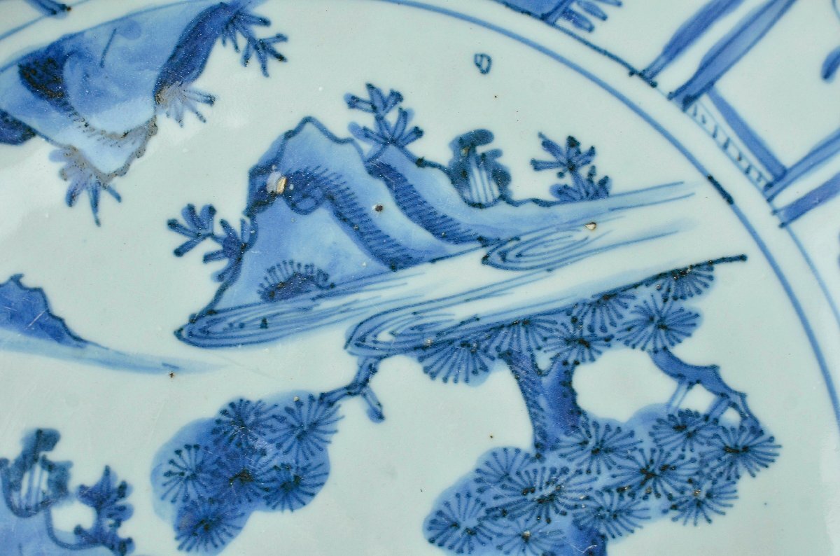 【YB】明代古染付芙蓉手山水図寶尽紋大盤・明代青花芙蓉手松下人物寶尽紋大盤・上りの良い作品・古桐箱付属 ★中国古玩骨董25Y965の画像3