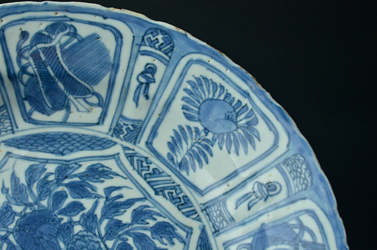 【YB】明代古染付芙蓉手花草寶尽紋大盤・明代青花芙蓉手花草寶尽紋盤・径28.1cm・古桐箱付属 ★中国古玩骨董25Y994の画像5