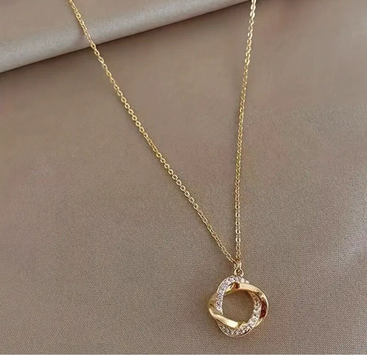 ゴールド ネックレス 捻りリング_画像2