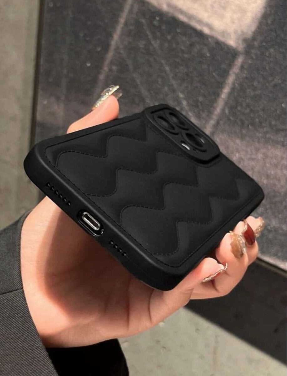 iPhoneケース　iPhone11専用　iPhone12専用　ウェーブ　うねうね　ブラック　シンプル_画像2
