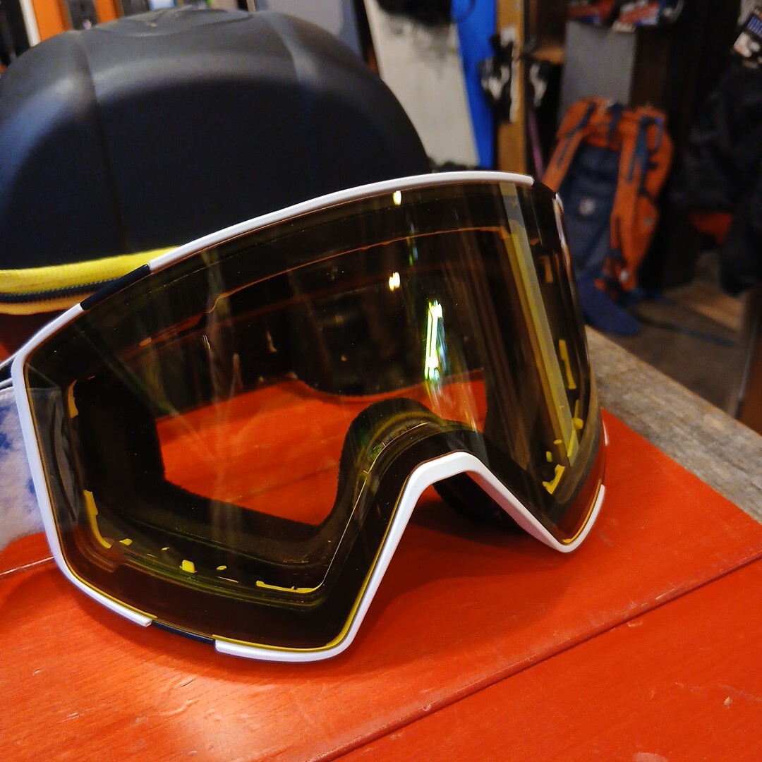 VONZIPPERスノーゴーグルシルバーミラーワンタッチ交換レンズクラアーイエローケース付き委託品#ボンジッパー#VONZIPPERスノーボードスキー_画像7