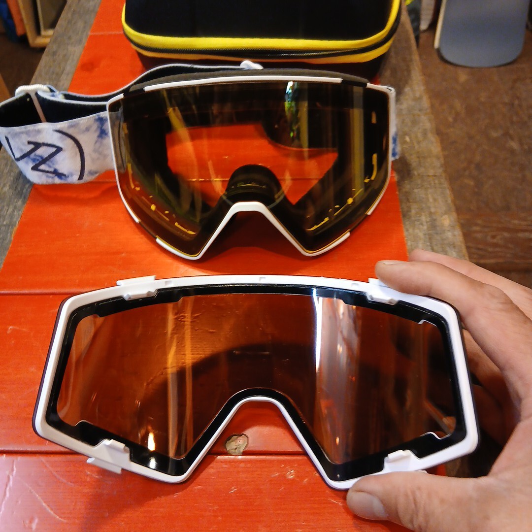 VONZIPPERスノーゴーグルシルバーミラーワンタッチ交換レンズクラアーイエローケース付き委託品#ボンジッパー#VONZIPPERスノーボードスキー_画像8