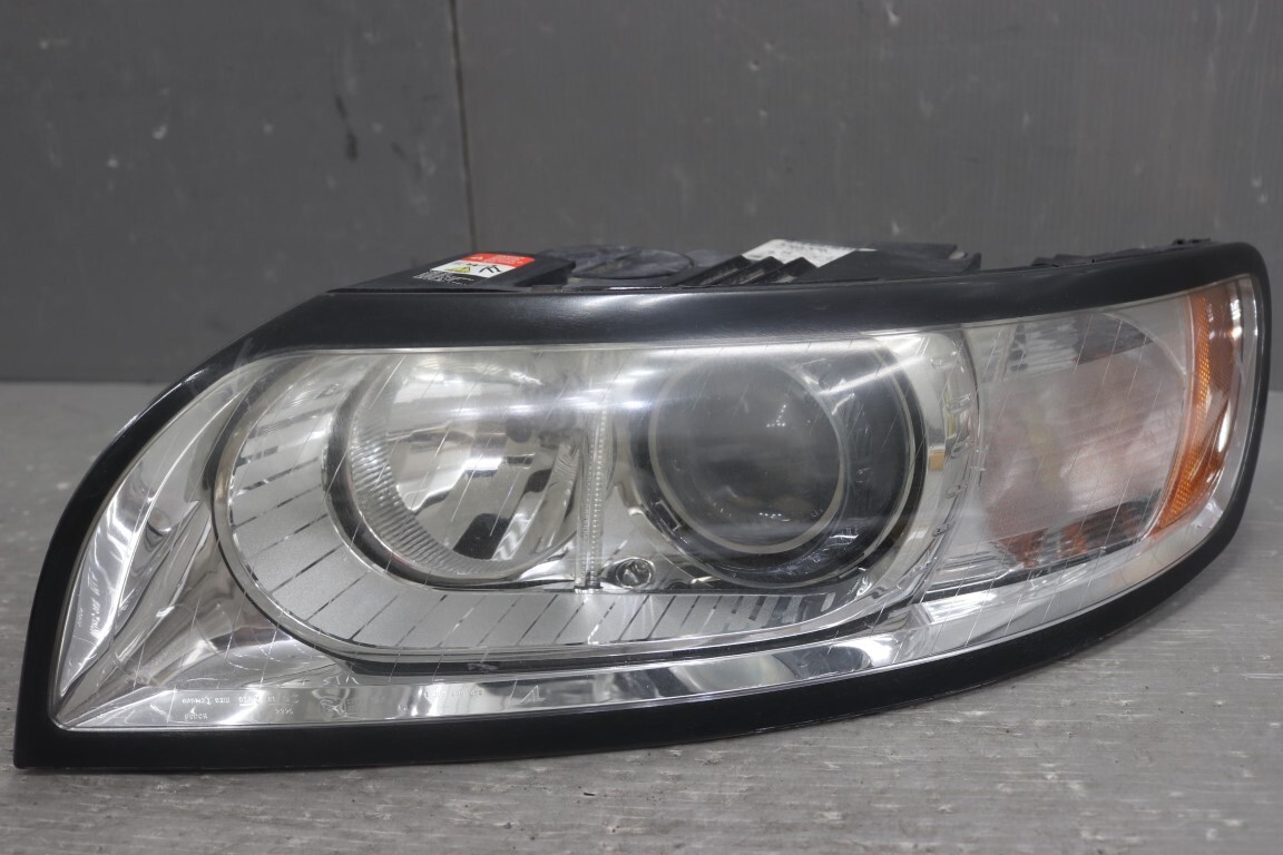  Volvo V50 2.4 (MB5244) оригинальный HID передняя фара левый и правый в комплекте балласт уровень есть ксеноновые фары AL повреждение нет гарантия работы Volvo p058516