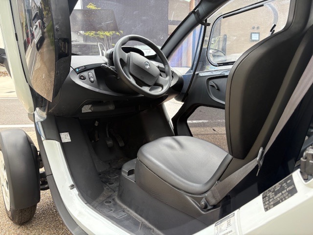 ほぼ新車の様な距離　614km！希少な電動モビリティRENAULT TWIZY ルノー トゥイージー　後期　訳あり　奇跡の距離_画像2