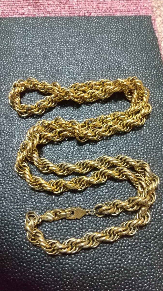 ねじれデザインのゴールドカラー メンズ/レディース兼用ネックレス 18K刻印あり 真贋不明 金、ゴールド、ネックレス、 a-003_画像2