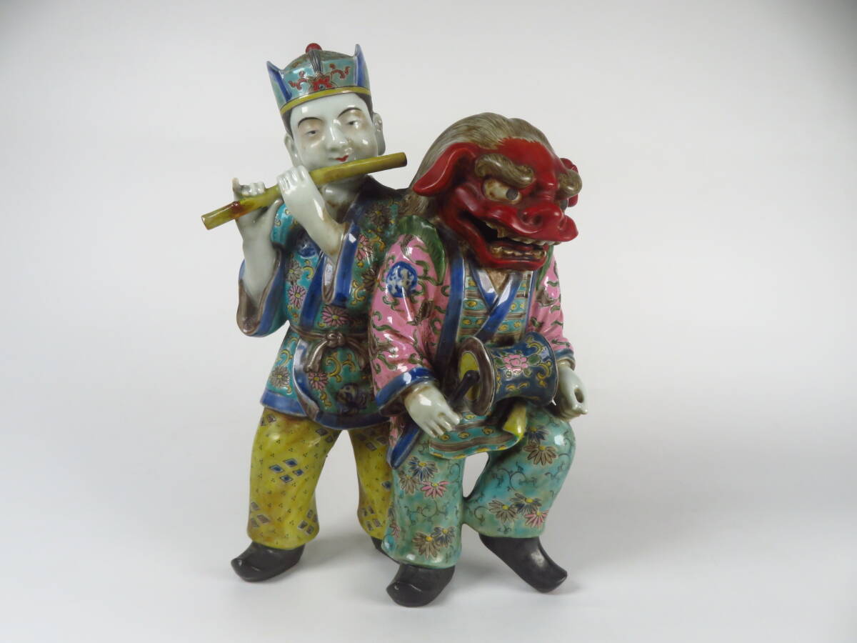 旧家整理品 中国古美術 粉彩 陶器人形 獅子舞 笛吹 舞踊 時代物 色絵磁器 置物 中国古玩 骨董品 古美術品 細密彫刻 高さ28.5cm【1013】_画像1