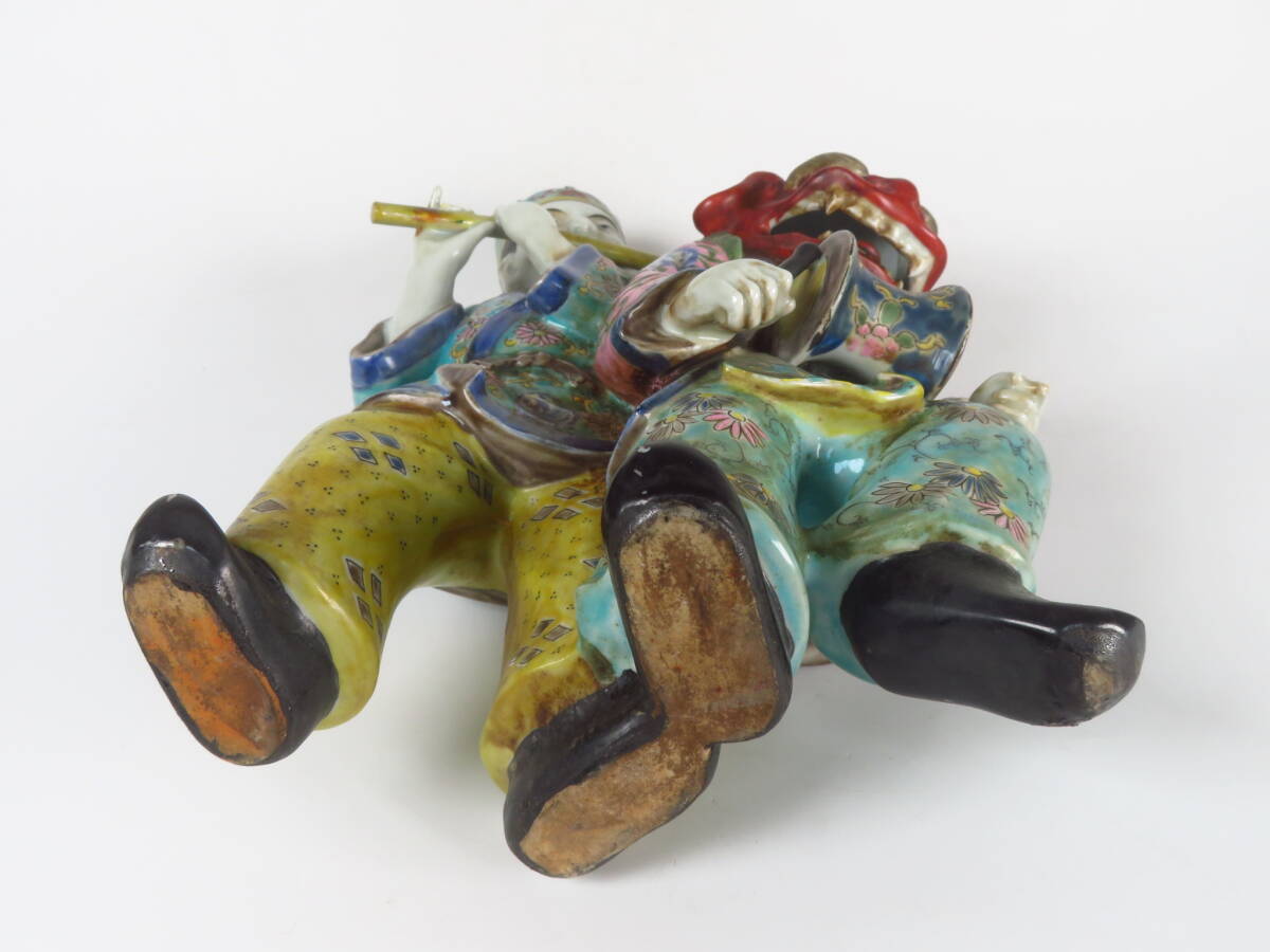 旧家整理品 中国古美術 粉彩 陶器人形 獅子舞 笛吹 舞踊 時代物 色絵磁器 置物 中国古玩 骨董品 古美術品 細密彫刻 高さ28.5cm【1013】_画像10