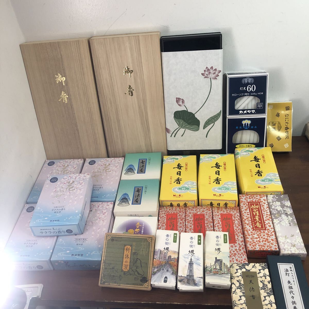 木箱あり お線香 ローソク 天徳香 なにわ香炉灰 など 色々28点まとめて 仏具 線香_画像1