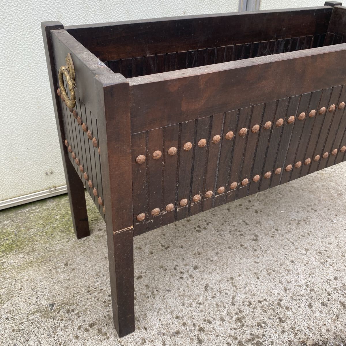 refle● レア！オールドカリモク　木製　プランター　本棚　アンティークデザイン　レトロ　鋲打ち　インテリア　ジャンク　現状品_画像3