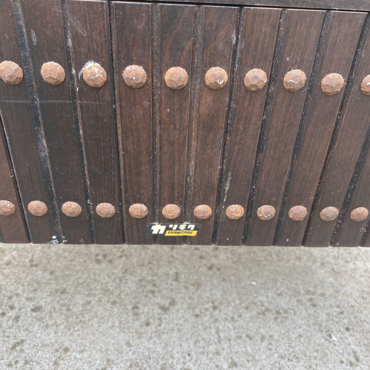 refle● レア！オールドカリモク　木製　プランター　本棚　アンティークデザイン　レトロ　鋲打ち　インテリア　ジャンク　現状品_画像6