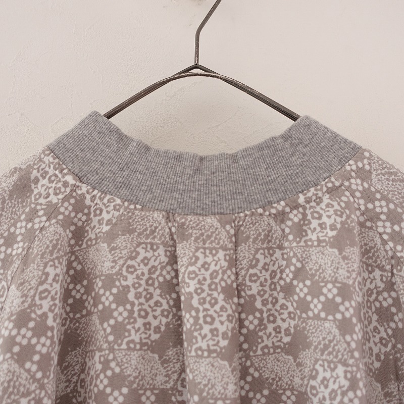 メルシーボークー mercibeaucoup *花チヨガミプルオーバー*総柄シャツ七分袖グレーベージュ×ホワイト(4-2510-15)【72J52】_画像5