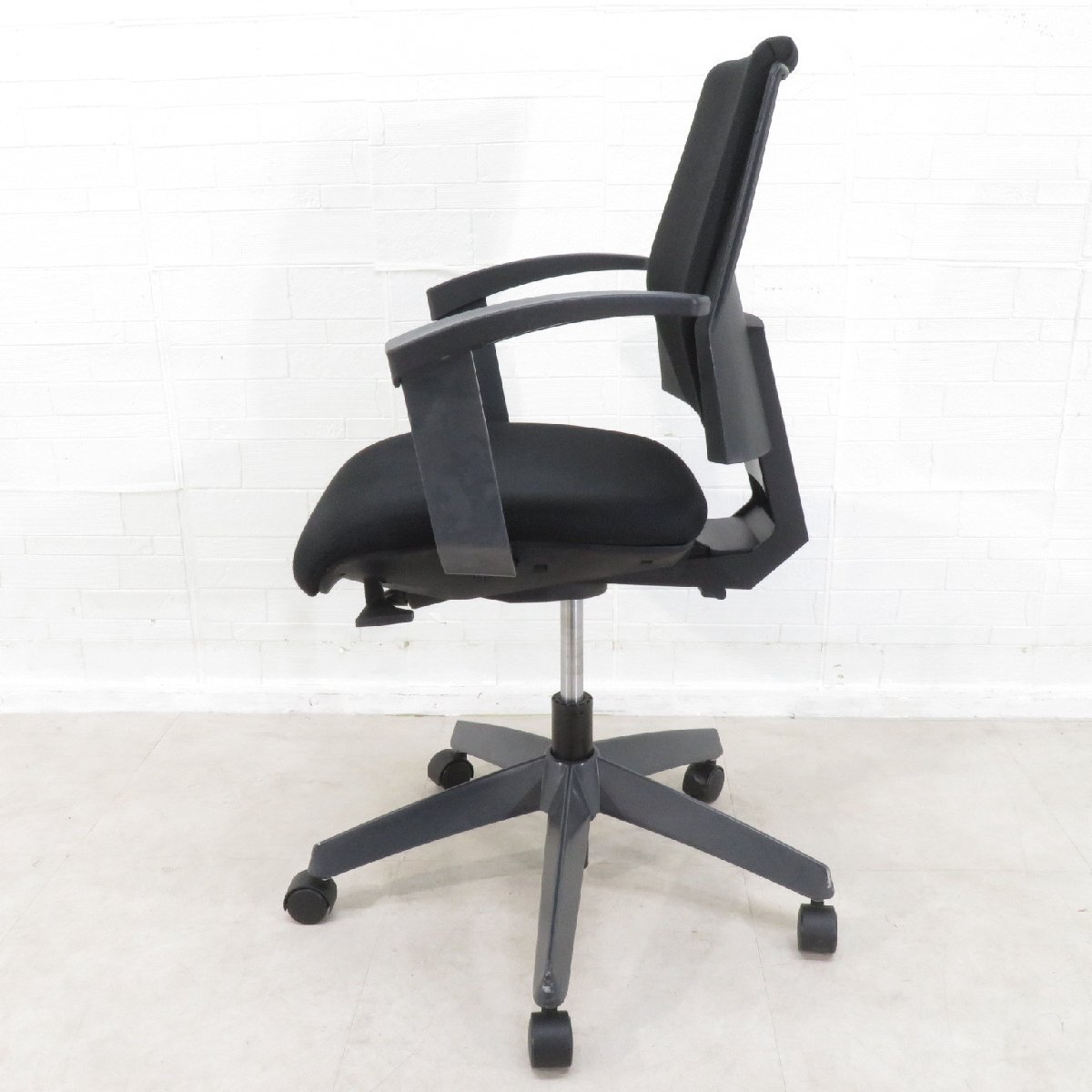 ジロフレックス 63 肘付オフィスチェア ブラック デザインアーム ワーク シンクロリクライニング 上下昇降 YH17176 中古オフィス家具_画像3