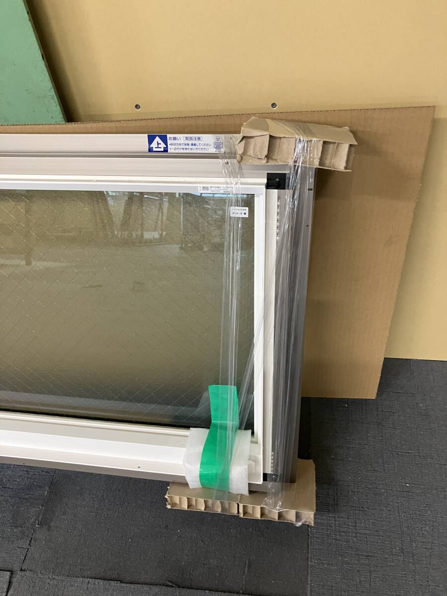 LIXIL リクシル 防火 アルミサッシ FGH 15705 横すべり出し窓 右ハンドル シャイングレー/プレシャスホワイト 網入り型板ガラス④_画像3