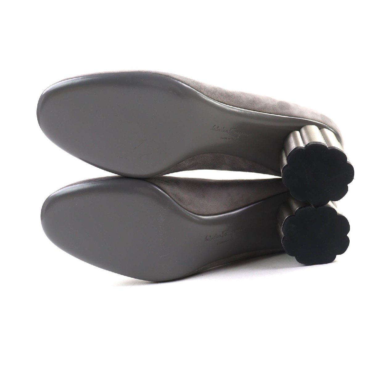 極美品◇Salvatore Ferragamo サルヴァトーレフェラガモ 07366 ラウンドトゥ フラワーヒール スウェードレザー パンプス グレー 7 伊製_画像7