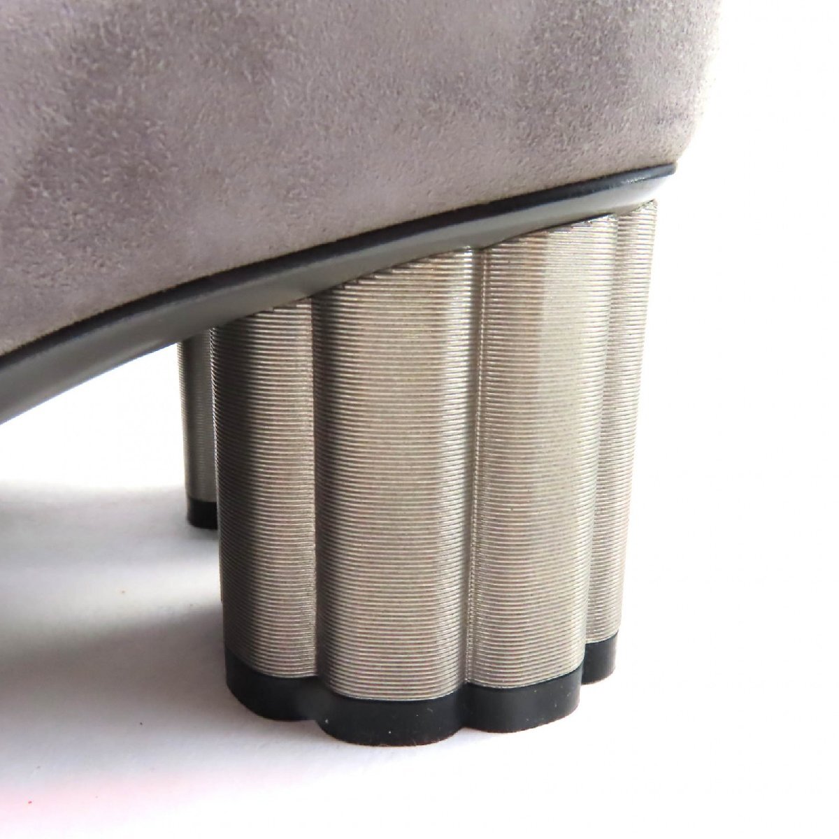 極美品◇Salvatore Ferragamo サルヴァトーレフェラガモ 07366 ラウンドトゥ フラワーヒール スウェードレザー パンプス グレー 7 伊製_画像8