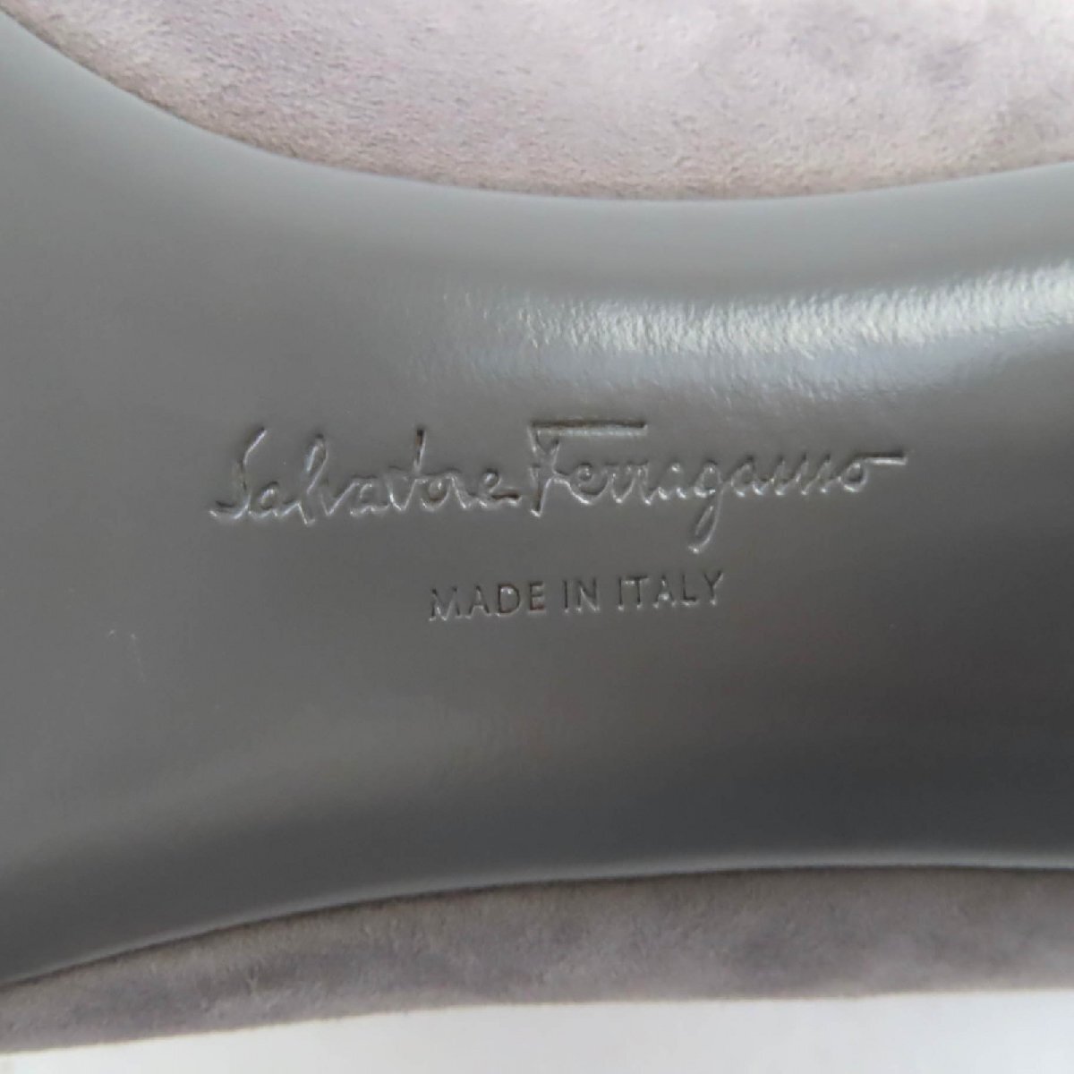 極美品◇Salvatore Ferragamo サルヴァトーレフェラガモ 07366 ラウンドトゥ フラワーヒール スウェードレザー パンプス グレー 7 伊製_画像9
