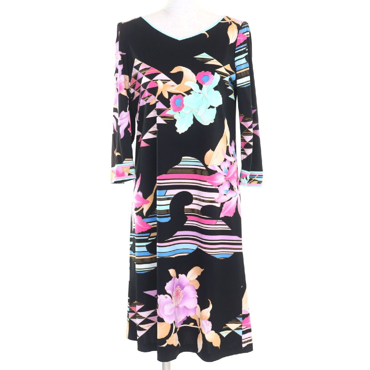 極美品◇LEONARD FASHION レオナール ファッション 花柄 Vネック ひざ丈 七分袖 ワンピース ブラック マルチ 2 日本製 正規品 レディース_画像1