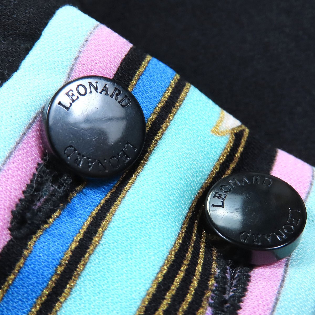 極美品◇LEONARD FASHION レオナール ファッション 花柄 Vネック ひざ丈 七分袖 ワンピース ブラック マルチ 2 日本製 正規品 レディース_画像6