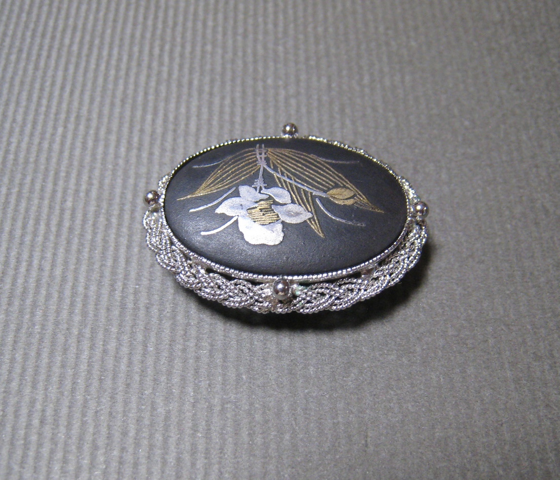 象嵌　花文　唐草　彫金縁　帯留　小ぶり　3.5ｃｍ　着物　帯飾り　和装小物_画像5